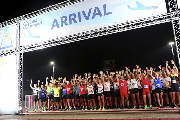 Die DJK SG Schönbrunn waren dieses Jahr beim wohl ungewöhnlichsten Laufevent Europas, dem Nachtlauf auf der Landebahn am Linzer Flughafen, am Start. 